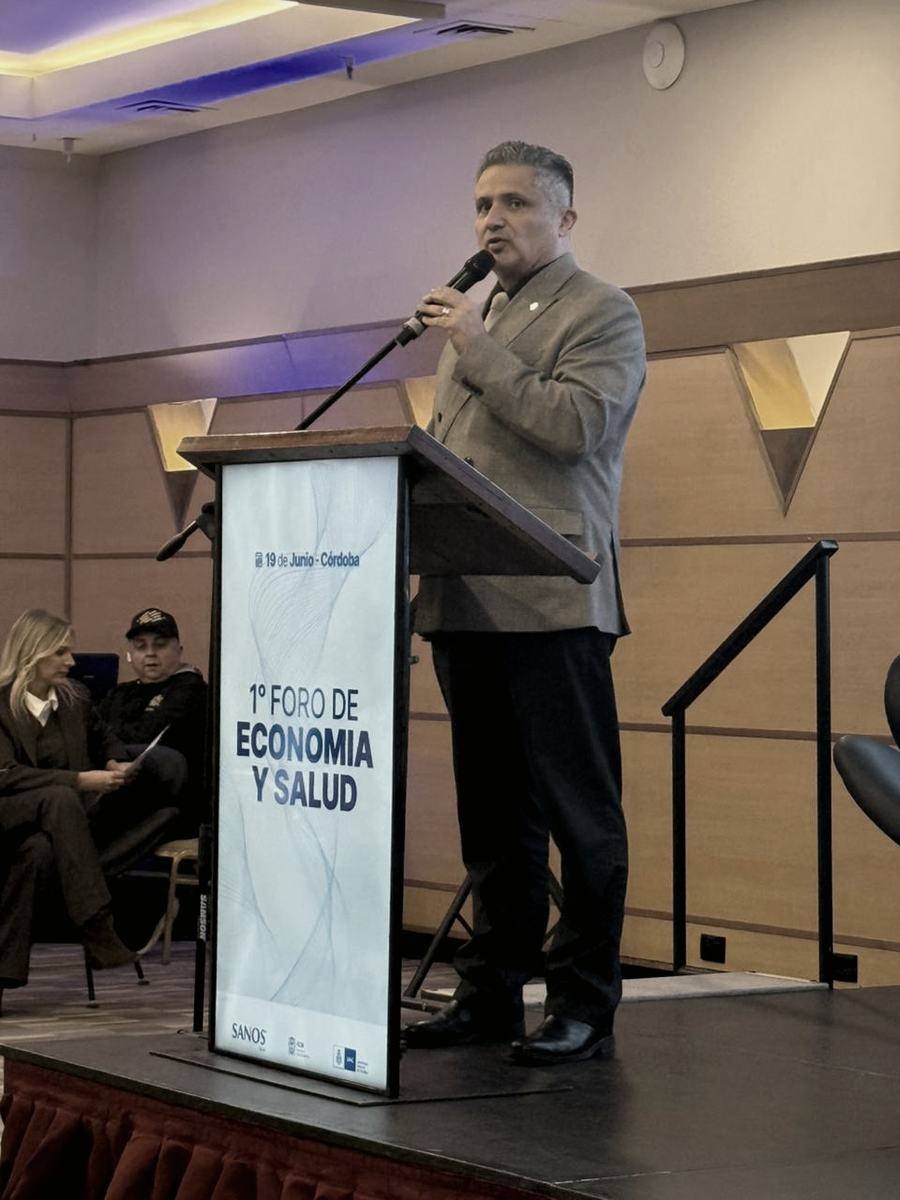 Dr. Enrique Majul disertando en el Foro de Economía y Salud